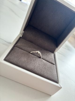 【TOWA(永遠)の口コミ】 中心は桜デザインのダイヤモンドになっており、周りには桜の葉模様のダイ…