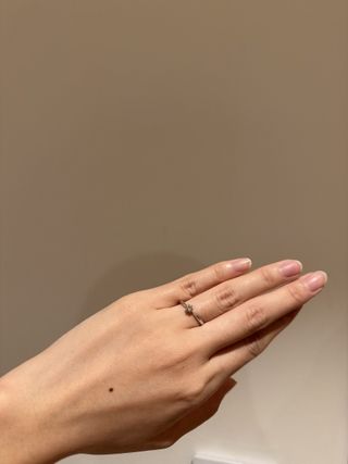 【ラザール ダイヤモンド(LAZARE DIAMOND)の口コミ】 光が入るとキラキラしていて素敵。派手過ぎずシンプル過ぎずとてもつけや…