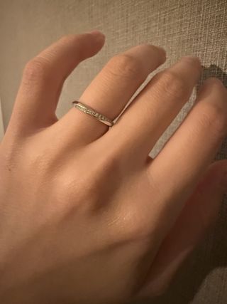 【銀座ダイヤモンドシライシの口コミ】 最初V字のものを探しており、新作のこちらを見せていただきました。シンプ…