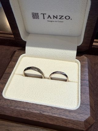 【TANZO.(鍛造指輪)の口コミ】 共に面取り加工を行ってことで、デザインは違っても、ペア感を演出するこ…