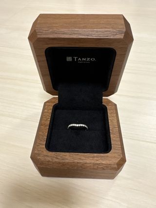 【TANZO.(鍛造指輪)の口コミ】 ハーフエタニティで探していてこのＶ字カーブが絶妙で目に止まりました。…