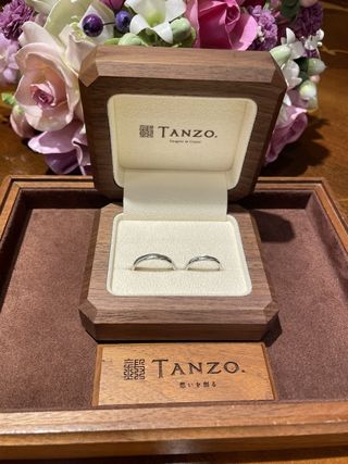 【TANZO.(鍛造指輪)の口コミ】 同じ加工方法で仕上げてもらった結婚指輪は、統一感がありつつ、私のリン…
