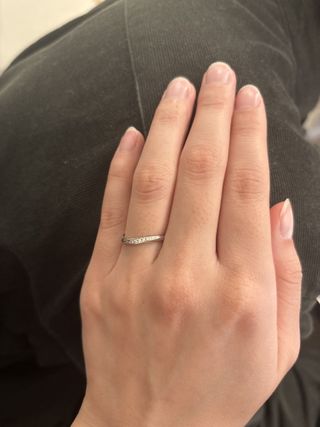 【Quand de Mariage(クワンドゥマリアージュ)の口コミ】 細身で華奢なデザインなのに、指を動かすたびに小さなストーンが上品に輝…