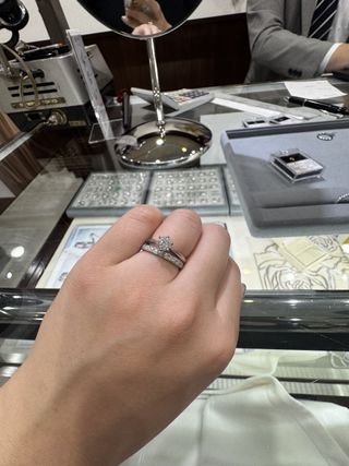 【宝寿堂(ほうじゅどう)の口コミ】 宝石店なのでセミオーダーできます。
婚約指輪と結婚指輪の重ね付けの相性…