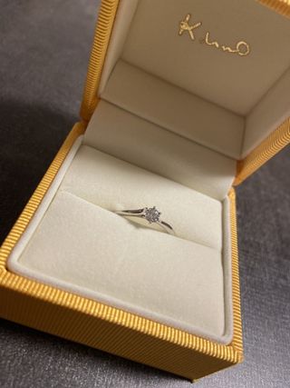 【ケイウノ ブライダル(K.UNO BRIDAL)の口コミ】 デザインはシンプルで王道ですが、
シンプルだからこその素敵さが良い。
…