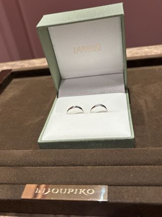 【LAPAGE(ラパージュ)の口コミ】 ツートンカラーでデザインは波打っていて、まさに求めていた指輪でした。…