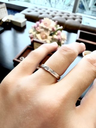 【TANZO.(鍛造指輪)の口コミ】 三連ダイヤモンド、スターダスト加工等の洗練されたデザイン。
また内側に…