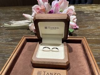 【TANZO.(鍛造指輪)の口コミ】 3.5mmの太めのリングにしました。
ダイヤは1つでシンプルだけど目立つよう…