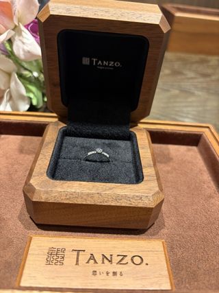 【TANZO.(鍛造指輪)の口コミ】 一石ドンッという感じが苦手だったので、左右にメレダイヤを配置するデザ…