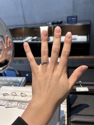 【I's stone(アイズストーン)の口コミ】 シンプルでつけたときにしっくり来るデザインです。
ストレートではなく、…