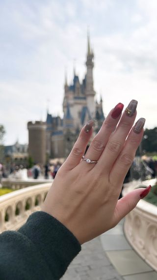 【ケイウノ ブライダル(K.UNO BRIDAL)の口コミ】 ひねりが可愛くて女性らしい特別感のある指輪で輝くダイヤモンドがより華…