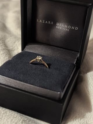 【ラザール ダイヤモンド(LAZARE DIAMOND)の口コミ】 『ダイヤモンドの形を上から見るのではなく、自分から見たときに形が綺麗…