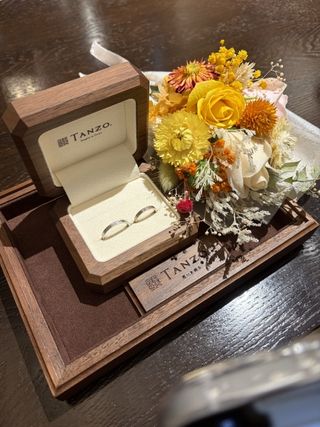 【TANZO.(鍛造指輪)の口コミ】 アイスマット仕上げにセンターライン、ラインを中心に4つのダイヤを添えて…