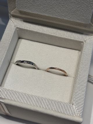 【AMOUR AMULET(アムール・アミュレット)の口コミ】 新婦用のリングはピンクゴールドの色味が肌とマッチしてすごく可愛いです…