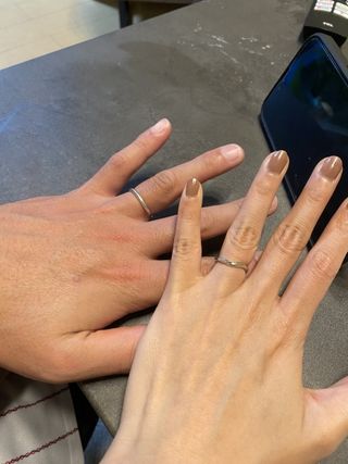 【ケイウノ ブライダル(K.UNO BRIDAL)の口コミ】 価格帯は平均。デザインはウェーブの形にラインを入れたものにした。真ん…