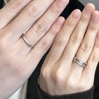 【銀座ダイヤモンドシライシの口コミ】 シンプルかつ指が綺麗に見えるデザインが気に入りました。斜めにつくデザ…