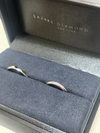 【ラザール ダイヤモンド(LAZARE DIAMOND)の口コミ】 ダイヤの輝きはありつつも、シンプルで指に馴染みやすみデザインだと思い…