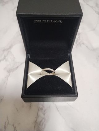 【エクセルコダイヤモンド(EXELCO DIAMOND)の口コミ】 逆ウェーブの作りになっており、傾斜がある指でも指輪が真っ直ぐ見えます…