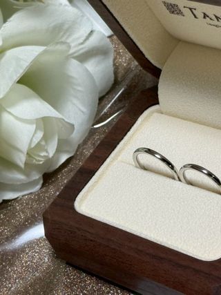 【TANZO.(鍛造指輪)の口コミ】 デザインはシンプルですが、プラチナでとてもキラキラしていて綺麗です。…