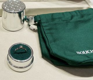 【ブシュロン(BOUCHERON)の口コミ】 なんとなく婚約指輪と結婚指輪を重ね付けしたいと思っていたので、同じブ…