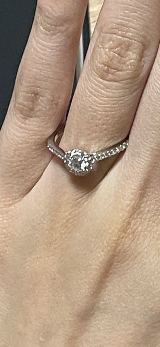 【グラフ(GRAFF)の口コミ】 大きいダイヤモンドの周りに小さいダイヤモンドがついており、ゴージャス…