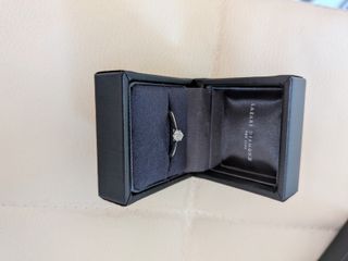 【ラザール ダイヤモンド(LAZARE DIAMOND)の口コミ】 光を集めてダイヤが光る
ダイヤ下部にダイヤの形があるのでシンプルであり…