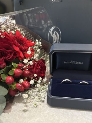 【銀座ダイヤモンドシライシの口コミ】 指輪のデザインはシンプルかつゆるやかなカーブが特徴的です。また刻印も…