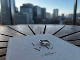 【アイプリモ(I-PRIMO)の口コミ】 婚約指輪が本当にかわいくて、思わず見とれてしまいました。繊細なデザイ…
