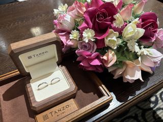 【TANZO.(鍛造指輪)の口コミ】 斜めに入ったえぐりのデザインに、両横にはスターダストを使用しました。…
