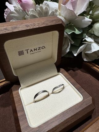 【TANZO.(鍛造指輪)の口コミ】 V字で中央をえぐり、えぐった部分をスターダストという加工をしてあります…