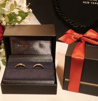 【ラザール ダイヤモンド(LAZARE DIAMOND)の口コミ】 ハーフエタニティなのですが、真ん中一粒のダイヤモンドのサイズだけ少し…