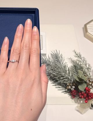 【銀座ダイヤモンドシライシの口コミ】 程よいV字のリングのため指が引き締まり綺麗に見えます。両サイドに小ぶり…