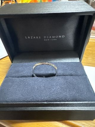【ラザール ダイヤモンド(LAZARE DIAMOND)の口コミ】 ウェーブが掛かっててシンプルな指輪を購入させていただきました。
わたし…