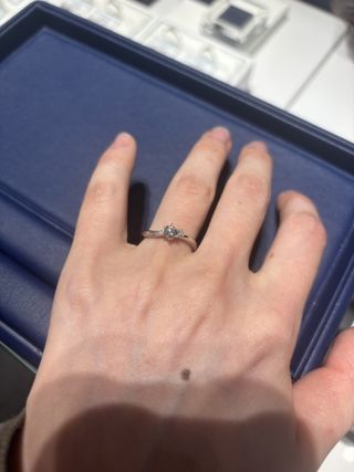 【銀座ダイヤモンドシライシの口コミ】 普段使いもでき、華やかさもありとっても気に入りました！
埋め込みメレダ…