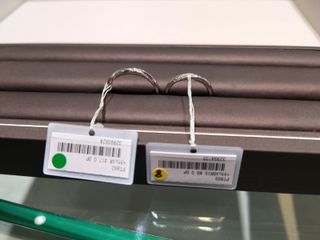 【銀座ダイヤモンドシライシの口コミ】 かたちはストレートで、ウエーブのデザインのものが、旦那と私が似合う形…