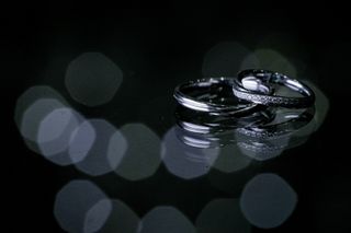 【銀座ダイヤモンドシライシの口コミ】 指輪の内側には、夫婦の誕生石と、自分でデザインして書いた「T（チューリ…