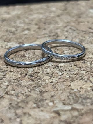 【Flowaves(フロウェーブス)の口コミ】 結婚指輪を実際に身につけてみて、シンプルながらも細部にこだわりが感じ…