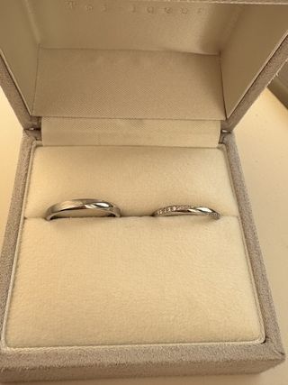 【Toi-lueur(トワル)の口コミ】 細身の指輪になっていて、フィレールという名前の指輪で言葉で紡ぎ、奏で…