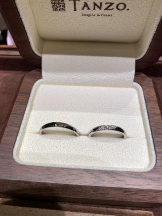 【TANZO.(鍛造指輪)の口コミ】 女性側のダイヤを入れるデザインがカットが入りシャープながらも落ち着き…