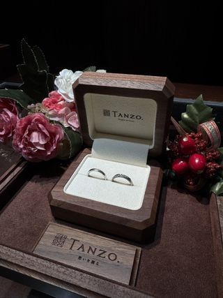 【TANZO.(鍛造指輪)の口コミ】 金線がオリジナリティを高めてる気がして気に入っています。側面にもスタ…