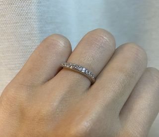 【ラザール ダイヤモンド(LAZARE DIAMOND)の口コミ】 ハーフエタニティっぽいデザインですが、ストレートでなく軽く捻れている…