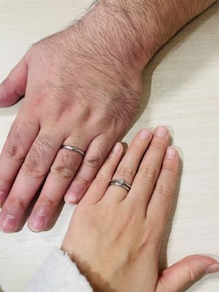 【アイプリモ(I-PRIMO)の口コミ】 デザイン:斜めラインのデザイン
女性リングは斜めにダイアが3石入っていま…