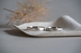 【Cayof(カヨフ)の口コミ】 シンプルながら、ひねり部分とその他でマット加工の種類を変えていて、飽…