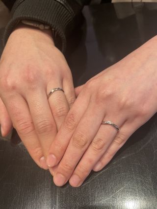 【ケイウノ ブライダル(K.UNO BRIDAL)の口コミ】 お互いに毎日付けられるようにシンプルなデザインを探していました。シン…