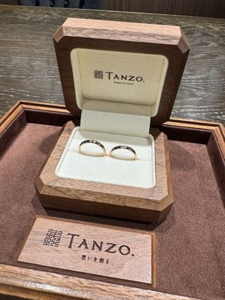 【TANZO.(鍛造指輪)の口コミ】 私は色白、夫は色黒なので、色味選びが心配でしたが、ピンクゴールドがお…
