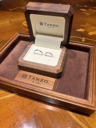 【TANZO.(鍛造指輪)の口コミ】 シンプルで王道なデザインであること、2人でまったく同じデザインであるこ…