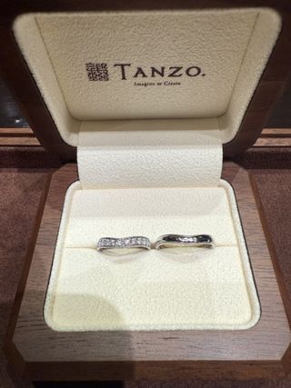 【TANZO.(鍛造指輪)の口コミ】 ちょうどいい具合のV字で、ミルグレインが入ったハーフエタニティが希望で…
