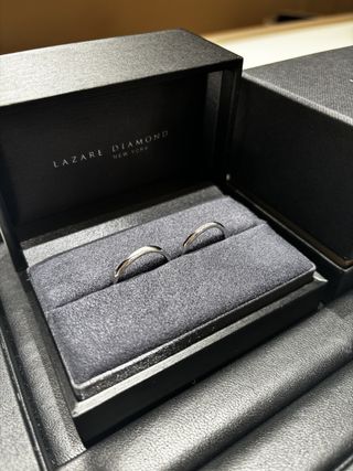 【ラザール ダイヤモンド(LAZARE DIAMOND)の口コミ】 ウェーブのデザインで指が細長く見えるところが気に入りました。
男性の方…
