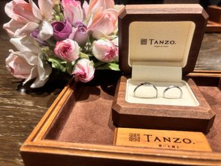 【TANZO.(鍛造指輪)の口コミ】 鏡面加工の指輪の粗めマットの加工を斜めに入れ、シンプルな中にかっこよ…