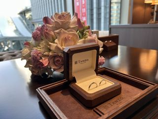 【TANZO.(鍛造指輪)の口コミ】 素材はプラチナで、表面に面取り加工を行い、内側に刻印を入れた。大変シ…